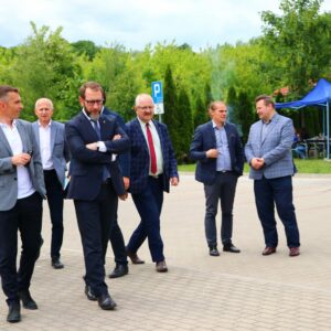 Spacer po kampusie. Władze wraz z gośćmi
