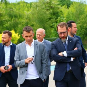 Spacer po kampusie. Na pierwszym planie od lewej: R. Oliwa i B. Świeży