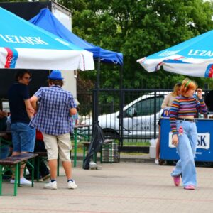 Grillowanie przed akademikiem (namioty, gastronomia)