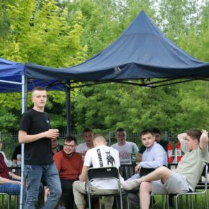 Namioty przed akademikiem, studenci przy stolikach