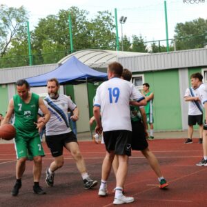 Mecz koszykówki, zawodnicy w akcji
