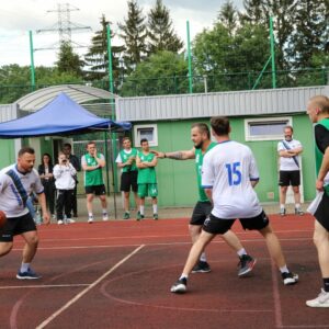 Mecz koszykówki, zawodnicy w akcji