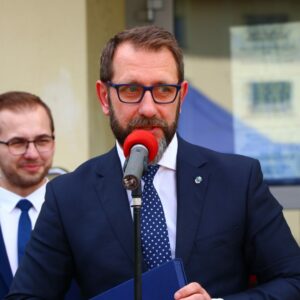 Przemawia B. Świeży, w tle M. Kurasz