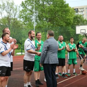 Gratulacje, wręczenie drużynom pucharów przez S. Soleckiego