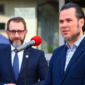 Przemawia Rektor dr P. Trefler, obok B. Świeży