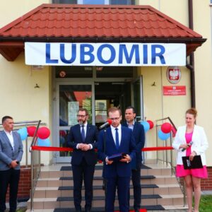 Przemawia M. Kurasz, w tle władze uczelni i B. Świeży