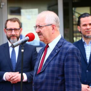Przemawia J. Góralewicz, w tle B. Świeży i P. Trefler