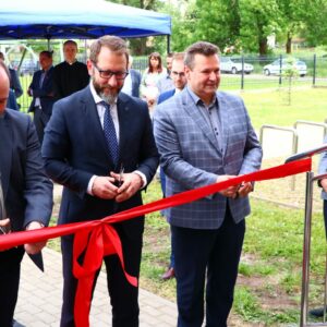 Od lewej: T. Filozof, B. Świeży, S. Solecki przecinają wstęgę