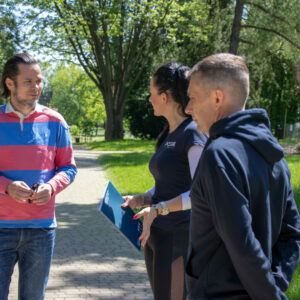 od lewej: dr Paweł Trefler, prof. PANS - Rektor uczelni, Pani Greta Ostrowska - Dyrektor POSiR-u oraz dr Robert Oliwa - Prorektor właściwy ds. studenckich - w trakcie rozmowy