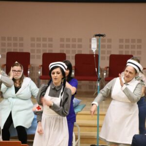 występ artystyczny studentek pielęgniarstwa