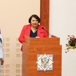od lewej: prof. Edyta Guty - Kierownik Zakładu Pielęgniarstwa PANS, mgr Elżbieta Lewandowska - Przewodniczącą Podkarpackiej Okręgowej Izby Pielęgniarek i Położnych w Przeworsku, studentka Justyna Supel