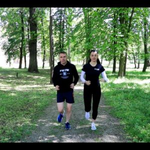 Od lewej: dr Robert Oliwa - Prorektor właściwy ds. studenckich PANS, Pani Greta Ostrowska - Dyrektor Przemyskiego Ośrodka Sportu i Rekreacji - podczas biegu w Parku Lubomirskich