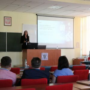 dr inż. Karolina Trzyniec - w trakcie prelekcji