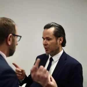goście dzielą się opłatkiem