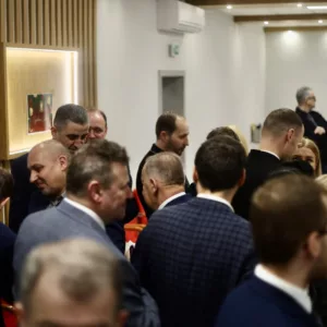 goście dzielą się opłatkiem