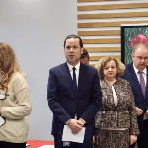 od lewej: rzecznik prasowy uczelni, rektor PANS, wicemarszałkowie województwa podkarpackiego