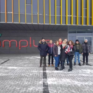 grupa studentów przed wejściem do firmy