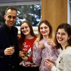 od lewej chórmistrz Piotr Szelążek oraz trzy studentki PANS