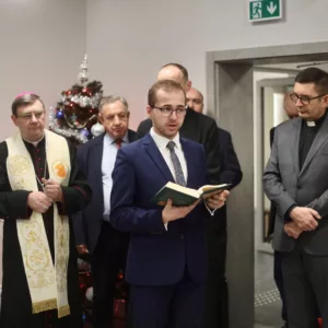 Przewodniczący Uczelnianej Rady Samorządu Studenckiego czyta fragment Pisma Świętego