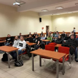 studenci inżynierii transportu i logistyki siedzą w ławkach w sali