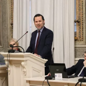 Rektor PANS przy mównicy, obok pozostali uczestnicy Sesji Rady Miejskiej w Przemyślu