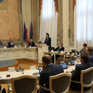 Rektor PANS przy mównicy, obok pozostali uczestnicy Sesji Rady Miejskiej w Przemyślu