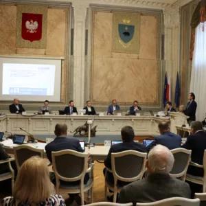 Rektor PANS przy mównicy, obok pozostali uczestnicy Sesji Rady Miejskiej w Przemyślu