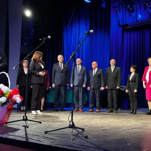 pracownicy Starostwa Powiatowego w Przemyślu odbierają państwowe odznaczenia z rąk wicewojewody Jolanty Sawickiej