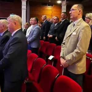 widok na salę widowiskową - stojący goście