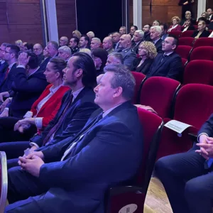 rektor - dr Paweł Trefler, prof. PANS oraz prorektor ds. rozwoju i współpracy - dr Sławomir Solecki w trakcie uroczystości, w tle inni goście