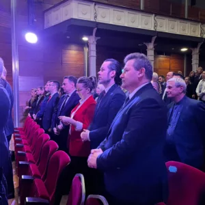 rektor - dr Paweł Trefler, prof. PANS oraz prorektor ds. rozwoju i współpracy - dr Sławomir Solecki w trakcie uroczystości, w tle inni goście