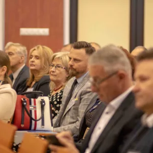 widok na aulę, goście zgromadzeni na publiczności