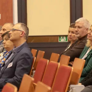 widok na aulę, goście zgromadzeni na publiczności