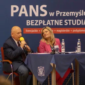 prowadzący debatę J. Baranski z mikrofonem, obok K. Prokopowicz