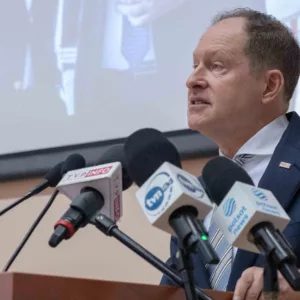 Ambasador podczas przemówienia