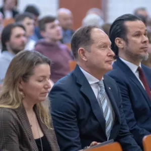 Publiczność w auli, na pierwszym planie M. Brzezinski w towarzystwie prof. Treflera