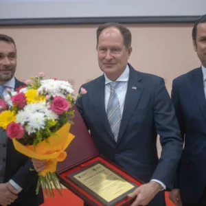 Od lewej: dr R. Oliwa, M. Brzezinski, prof. P. Trefler. Ambasador z upominkami od władz uczelni.