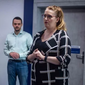 powitanie młodzieży: E. Kasperska, w tle M. Sowiński