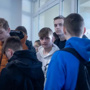 grupa uczniów zwiedza zakamarki PANS