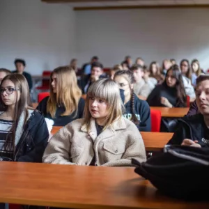 widok na salę - młodzież słucha wykładu