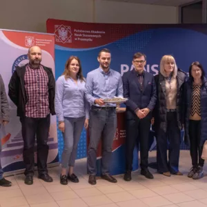 pamiątkowe zdjęcie nauczycieli z przedstawicielami PANS