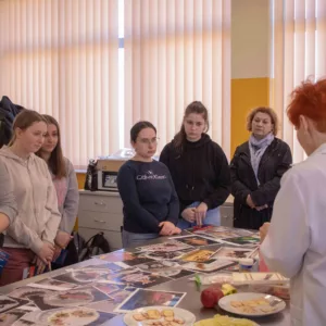młodzież na warsztatach ze zdobienia tortów