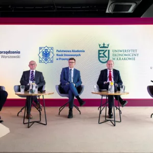 panel dyskusyjny, widok na scenę, prowadząca trzyma mikrofon