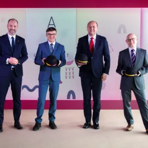 przedstawiciele uczelni oraz prowadzący wydarzenie