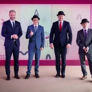 przedstawiciele uczelni oraz prowadzący wydarzenie