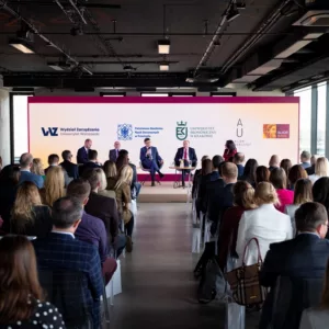 panel dyskusyjny, widok na scenę