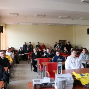 widok na salę pełną uczniów, test wiedzy technicznej