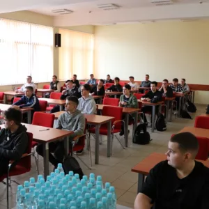 widok na salę pełną uczniów, test wiedzy technicznej