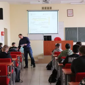 widok na salę pełną uczniów, test wiedzy technicznej