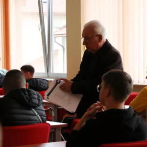 widok na salę pełną uczniów, test wiedzy technicznej